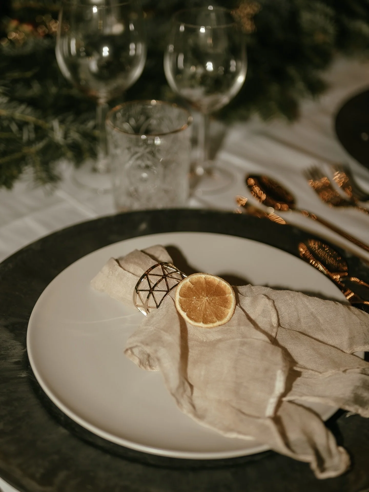 Der Winter hat f&uuml;r mich einen ganz besonderen Charme. Winterhochzeiten geh&ouml;ren zu meinen Favoriten &ndash; ruhig, cozy und voller Atmosph&auml;re. ✨

Ich liebe die klaren Farben, das warme Licht und die besondere Stimmung, die dieser Jahres