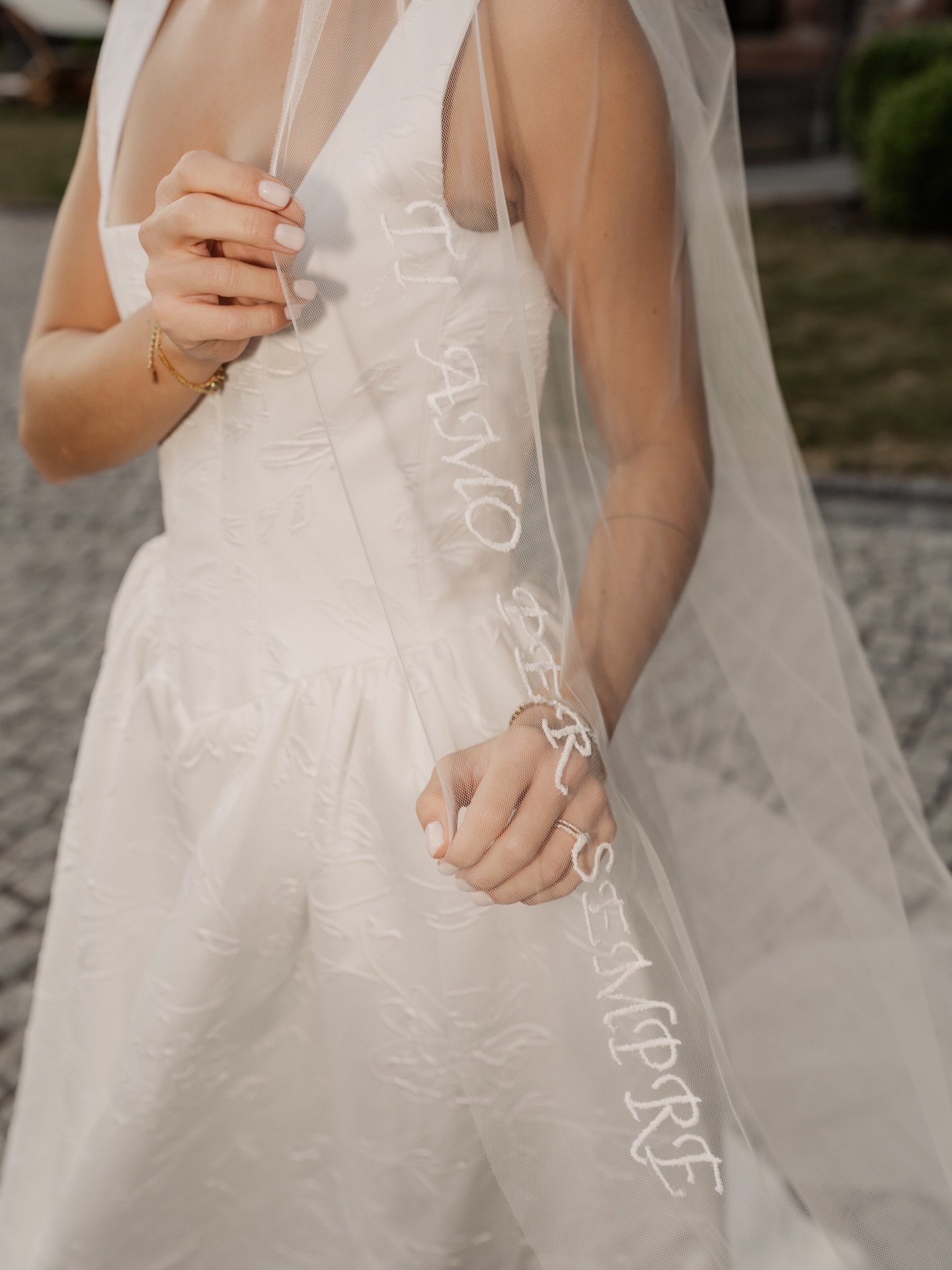 Ti amor per sempre - I love you Forever 

Wedding Planner: @lilou.weddings 
Photographer: @annakuhnfotografie 
Location: @schlosslieser 
Hair&amp;Makeup: @edennora_beauty_artist 
Wedding dress:@fabienneschwarzer.bridaldesign 
Suit:  @herrenmodenkraem