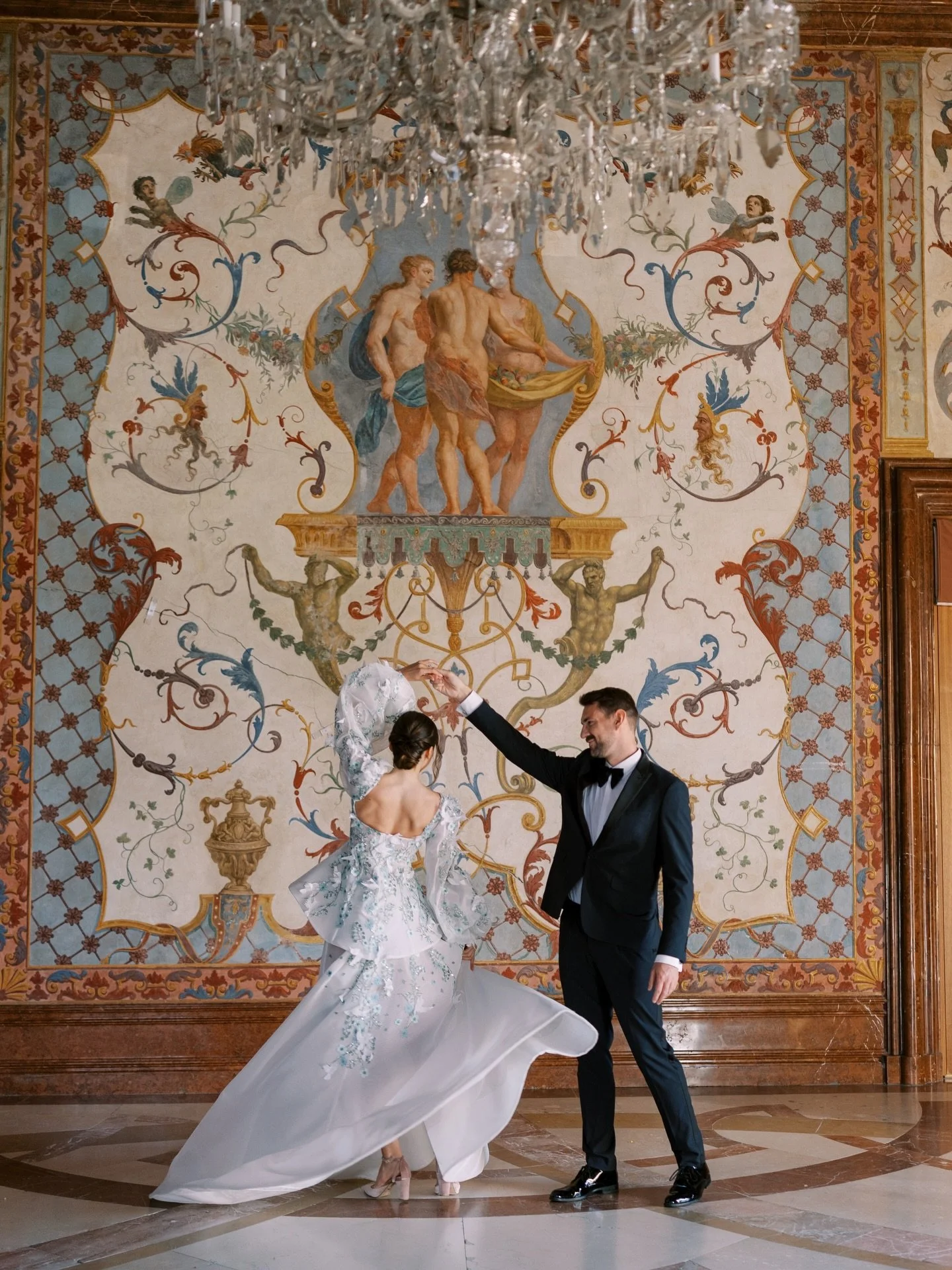 In that moment, nothing else mattered.💛🌟

Wedding Planning and Design: @averybelovedwedding
@elicardich @weddingbusinessclub.official 
Bridal Gown: @madebride @dimitra_antonea
Groom&rsquo;s attire: @scalawear
Florals: @hanaholdener 
Stationery: @ca