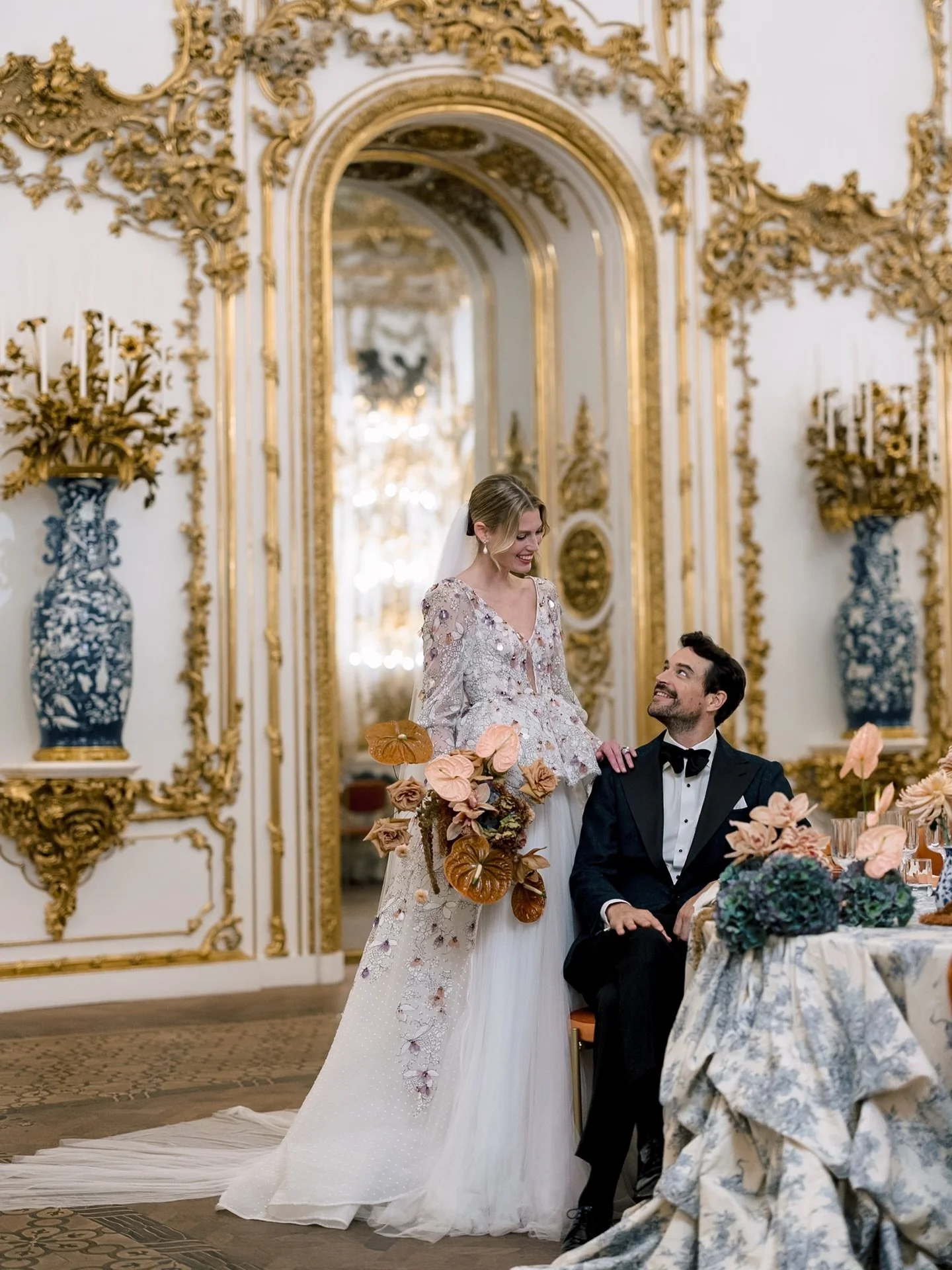 I love when the Couple sees the Setup fot the first time in Person. Its a magical moment 🧡

Wedding Planning and Design: @averybelovedwedding @elicardich  @weddingbusinessclub.official 
Bridal Gown: @madebride 
Groom&rsquo;s attire: @scalawear
Flora
