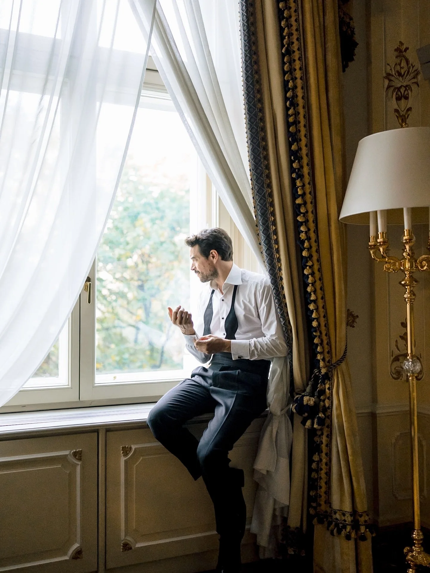 Getting ready 🤍

Wedding Planning and Design: @averybelovedwedding @elicardich @weddingbusinessclub.official 
Bridal Gown: @madebride @dimitra_antonea
Groom&rsquo;s attire: @scalawear
Florals: @hanaholdener 
Stationery: @carissimo_letterpress
Cake: 