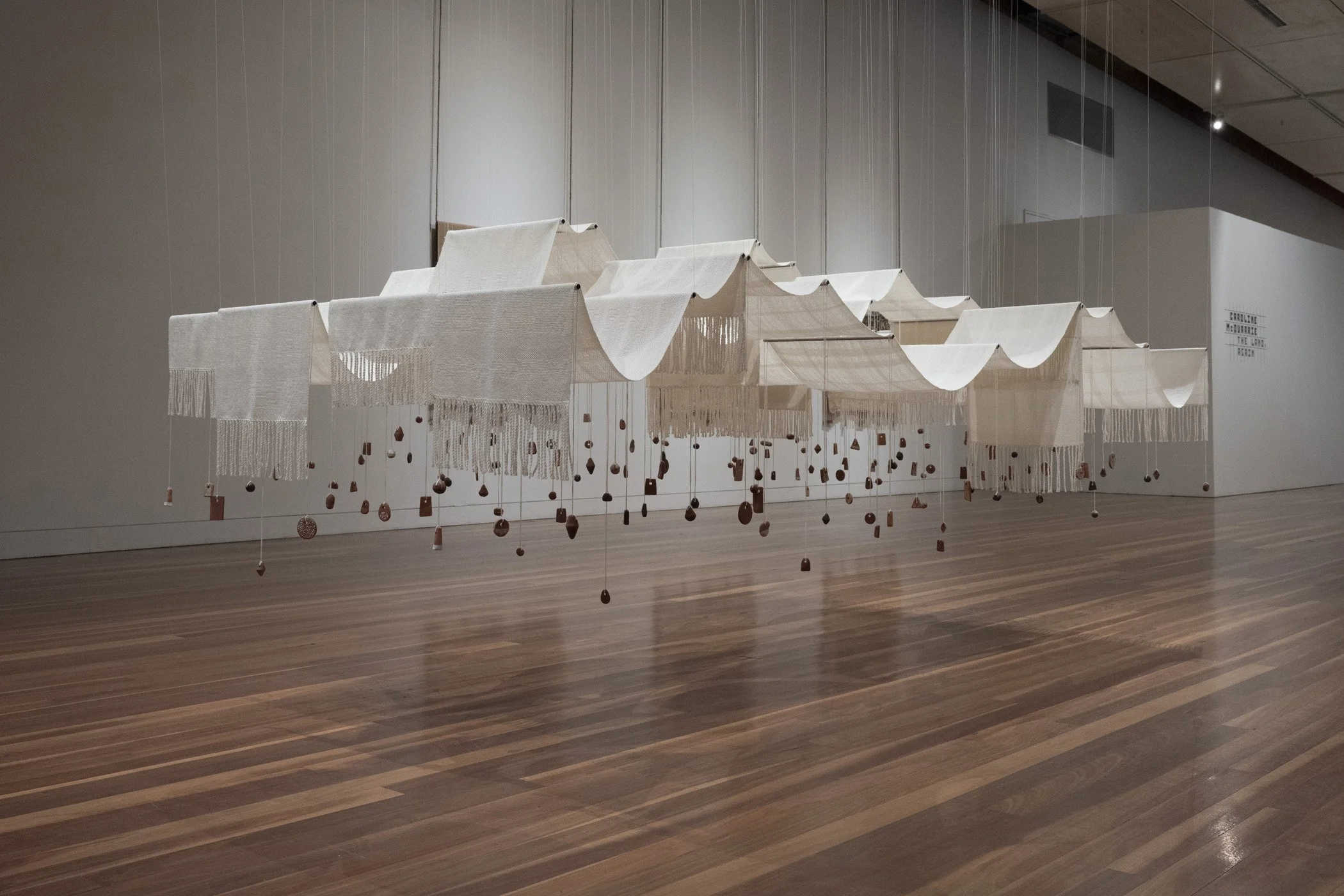 Throwing the fleece. 2026.
Woven Aotearoa-grown Corriedale wool, hand-formed papa clay, aluminium tube, stainless steel frame, polyester cord.
360 x 180 x 400 cm.
Photo: Shaun Matthews.