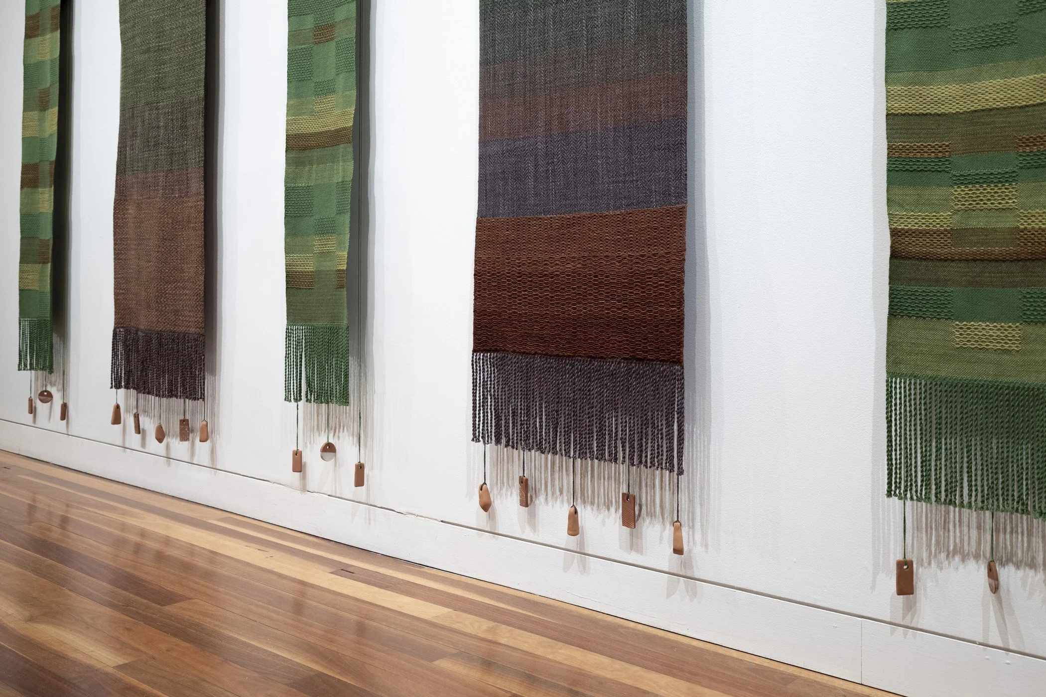 Pine. 2026.
Woven Aotearoa-grown Corriedale wool, hand-formed papa clay, aluminium tube, jute twine.
62 x 185 cm

Pasture III. 2026.
Woven Aotearoa-grown Corriedale wool, hand-formed papa clay, aluminium tube, jute twine.
32 x 185 cm

Photo: Shaun Ma