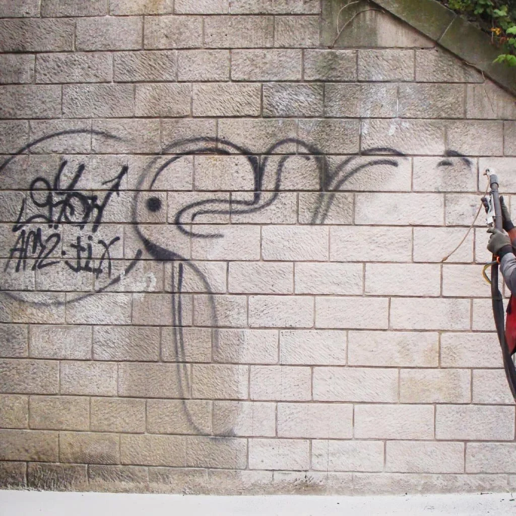 decapage-mur-en-pierre-nettoyage-graffiti-lyon-1.jpg