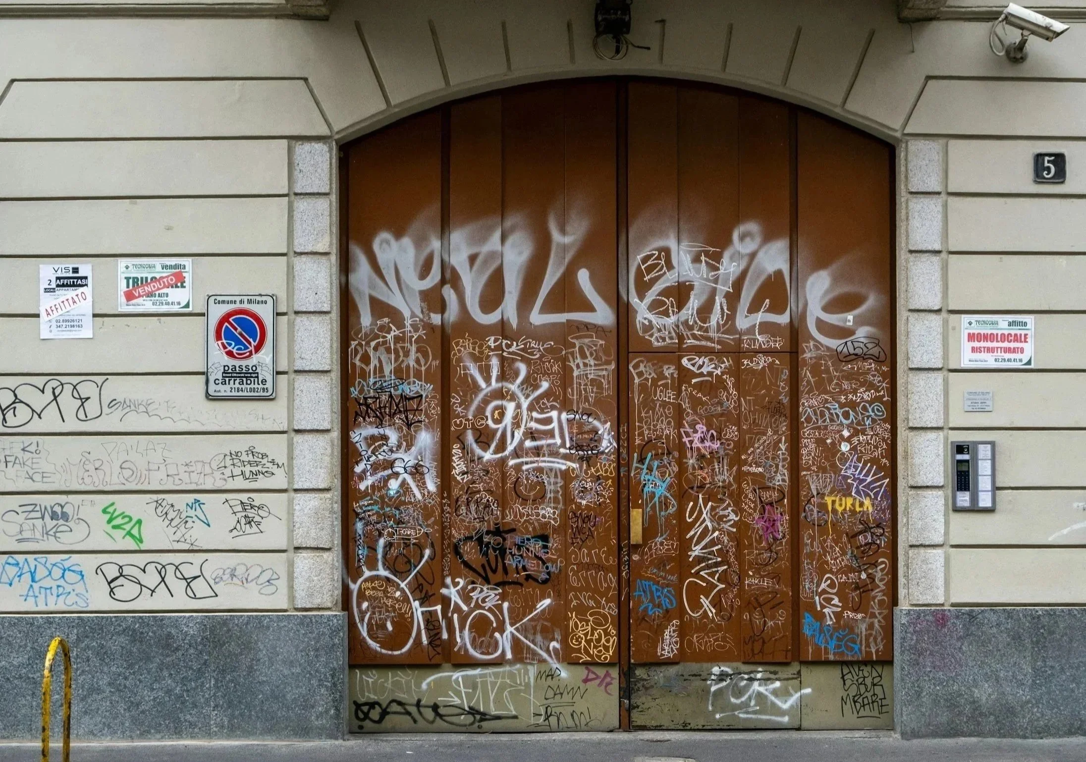 Enlèvement de tags et graffitis en Alsace – L’expertise TopGomm