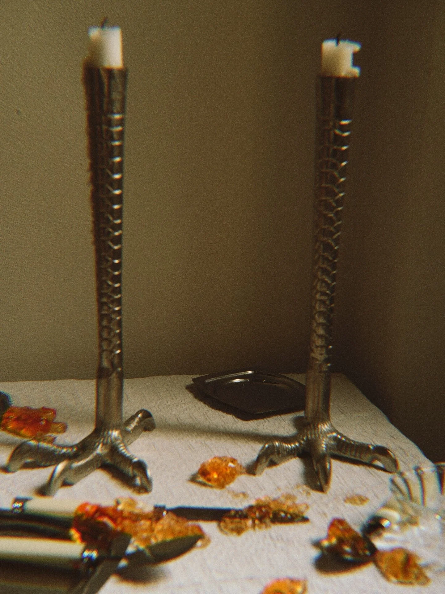 Felice di condividere con te la mia collezione di oggetti assurdi tableware. 🍽️ 
Partiamo con il botto con questi portacandele sobrissimi a forma di zampe di gallina - so che ora me li invidi-. 

L&rsquo;apparecchiatura &egrave; una parte fondamenta