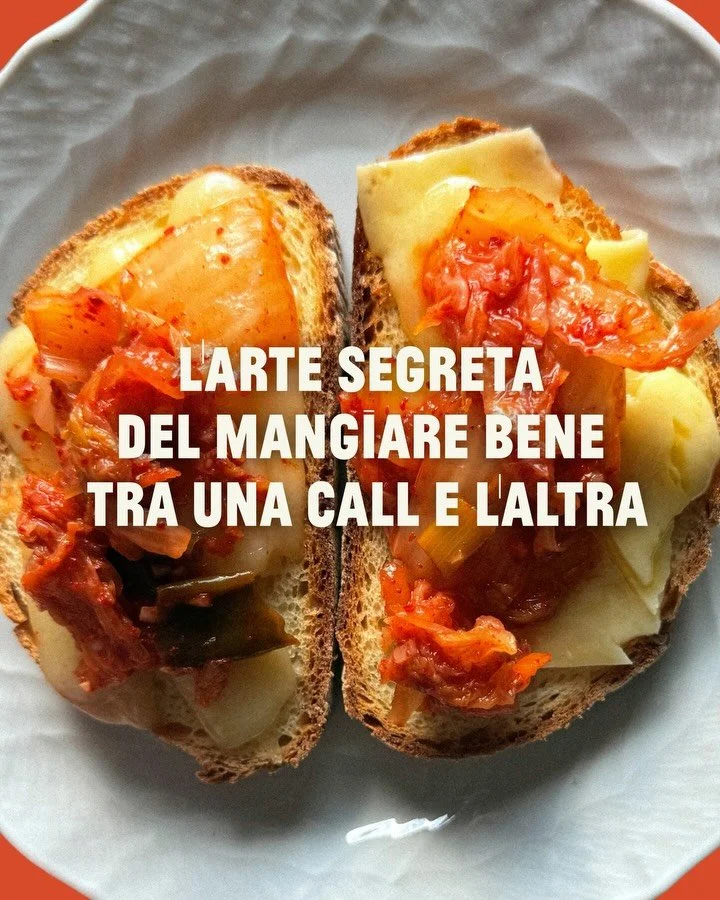 Ma parliamo di soluzioni dignitose per il pranzo: pane tostato, groviera fuso e il kimchi divino di @kimchipop_it 
Tre minuti, zero sbatti, massima soddisfazione.

Ho scritto un articolo su come mangiare bene tra una call e l&rsquo;altra &mdash; lo t