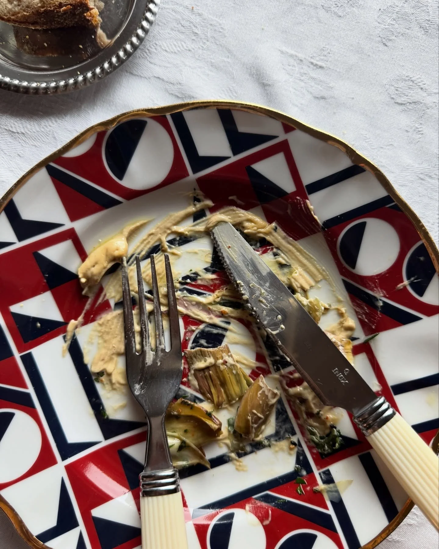 ✨It&rsquo;s that of the Year e no, non sto parlando Natale ma bens&igrave; di lui, IL CARCIOFO!✨ 

Qui in versione mega scialla, spadellato e lasciato croccantino per poi essere adagiato su una sontuosa salsa tahini montata. Prezzemolo everywhere e s