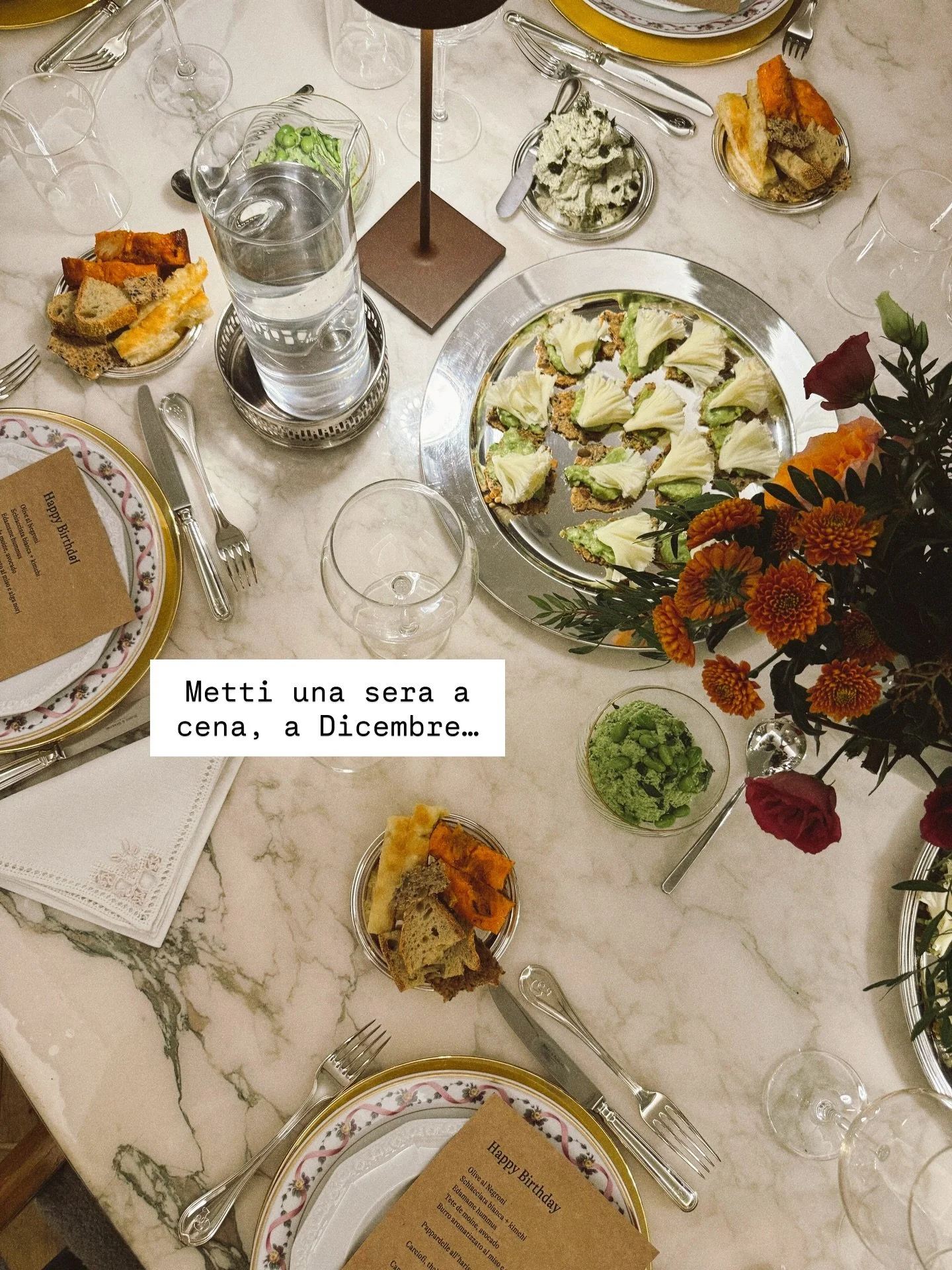 Una delle ultime cene a domicilio realizzate in questo 2025. 
Un rendez-vous pre natalizio elegante ma allo stesso tempo rilassato. Un men&uacute; in perfetto stile PICNIC PERMANENTE, goloso, simpatico, vegetale. 
Come cornice uno splendido appartame