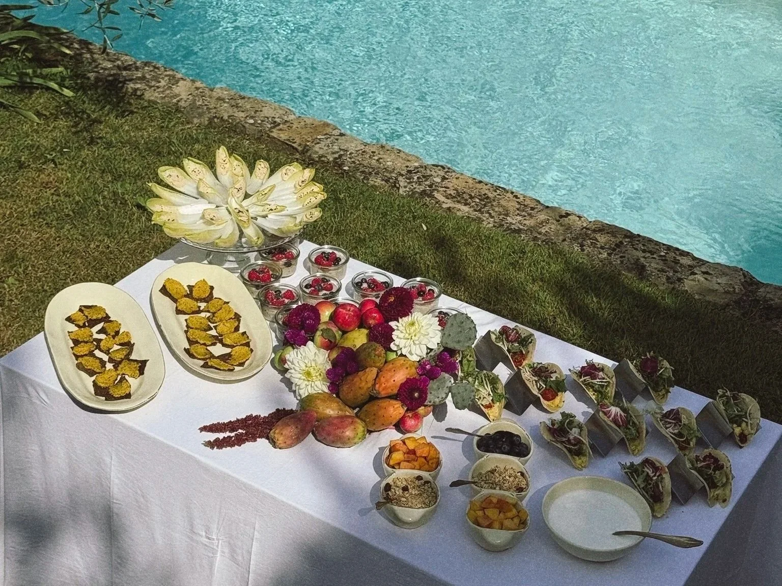 Cena privata all’aperto a Firenze, con tavola conviviale curata nei dettagli e menu stagionale firmato Picnic Permanente.