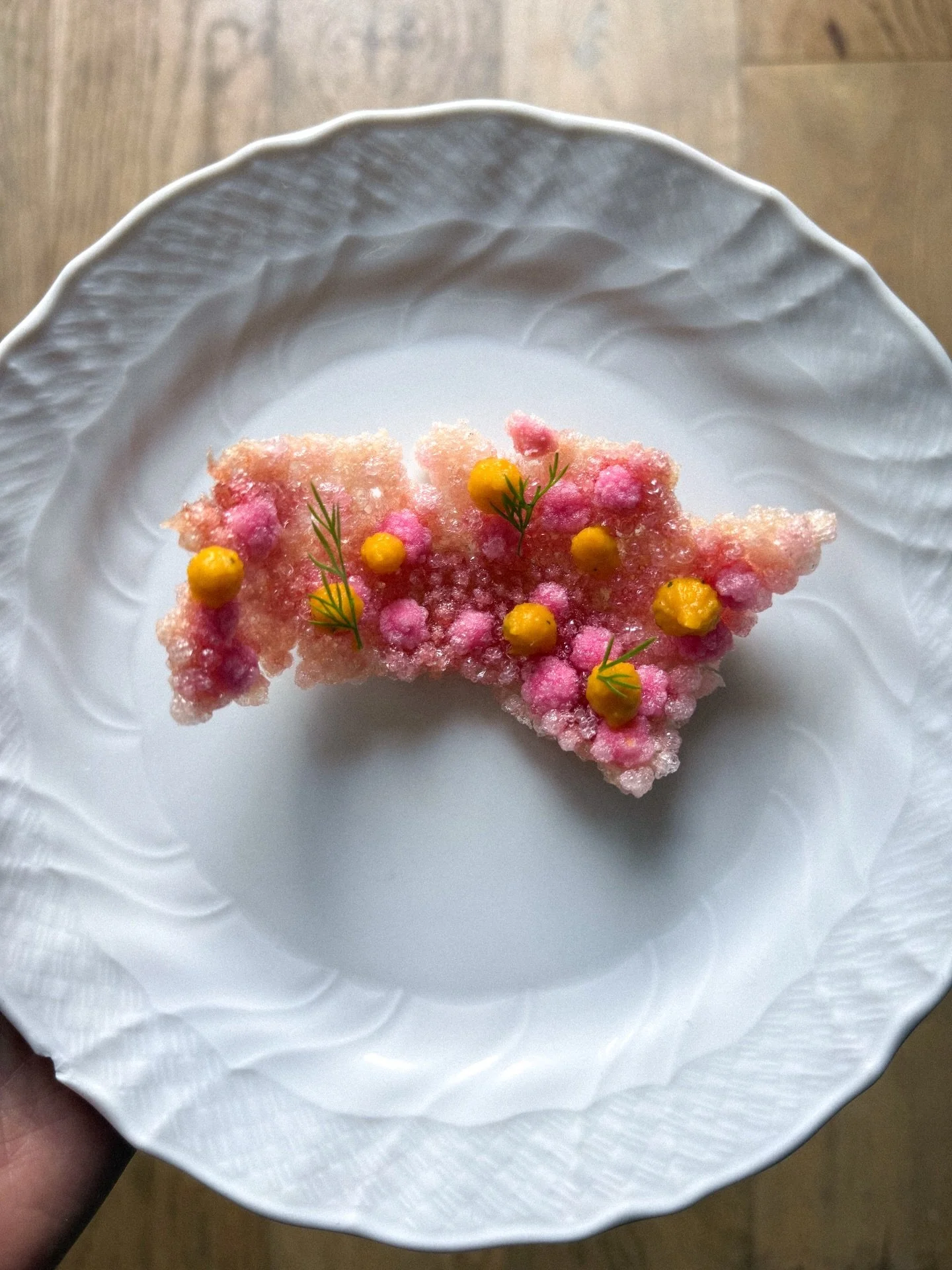 Settimane pazzerelle
🌿 Cucinato molto  e con orgoglio (qui chips di tapioca con mousse di carote arrosto, sfogliatine di cavolo verza, scrocchiarella miso e soia e non ultimo il PAZO PAZO leccalecca al gochujang), indossato una casacca, fatto meetin