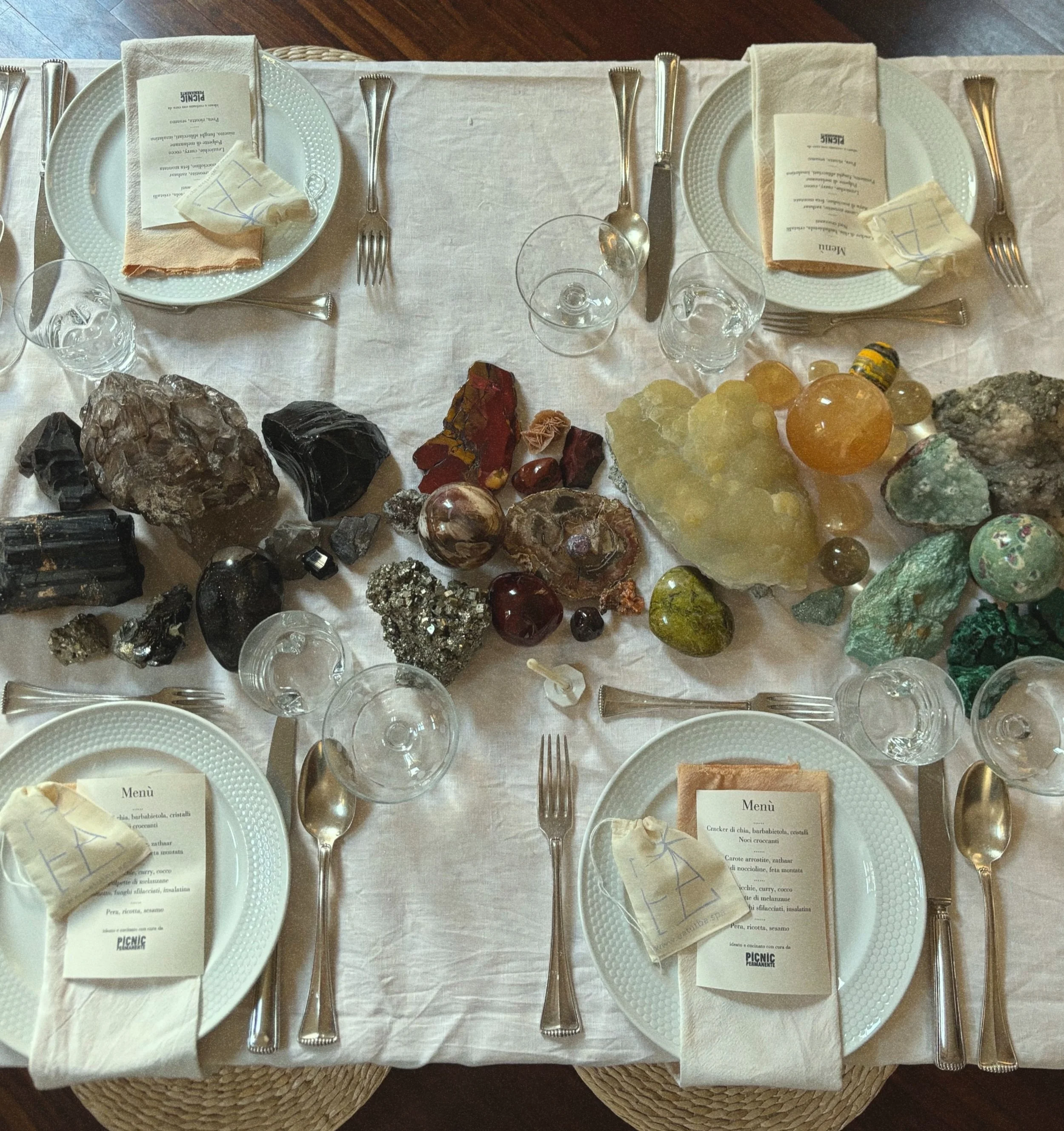 Allestimento tavola elegante per cena privata a casa, con mise en place creativa e atmosfera intima, Picnic Permanente Firenze.