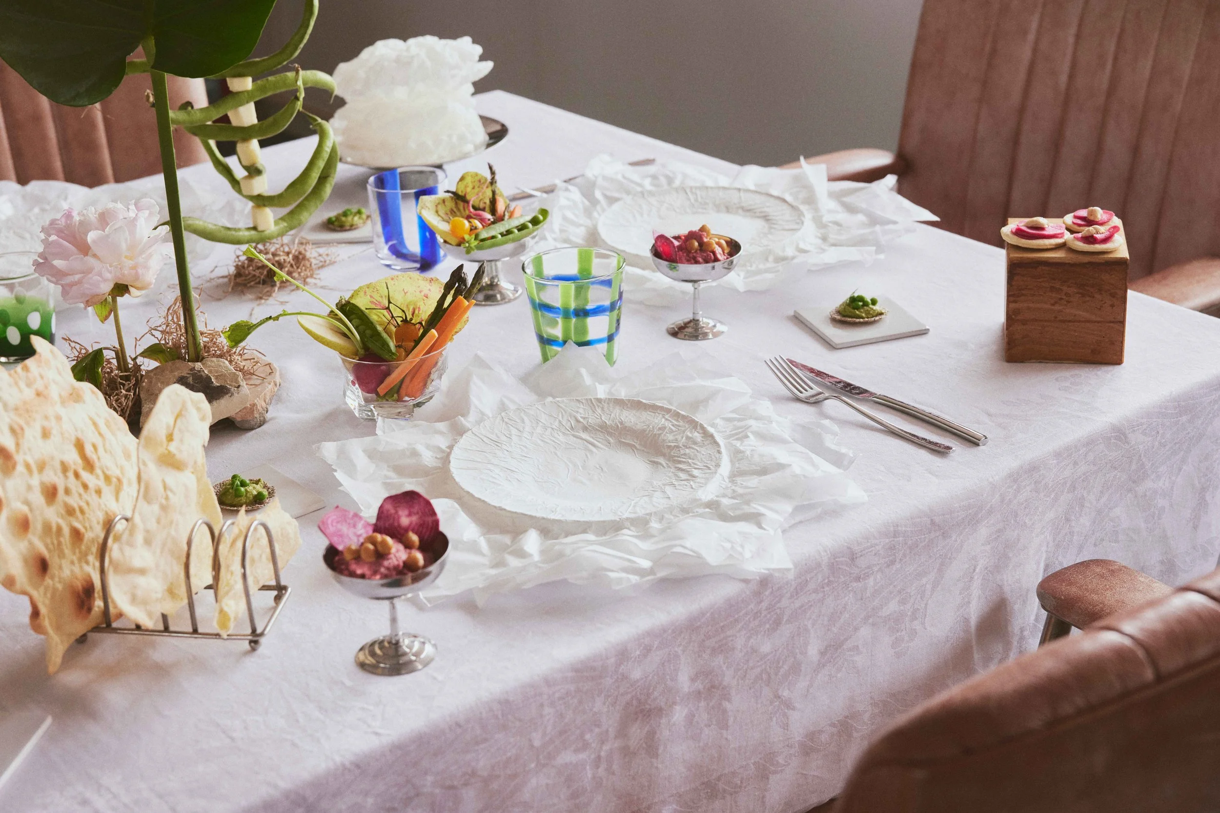 Allestimento tavola creativa per cena privata a Firenze, con piatti stagionali, fiori e dettagli senza formalità.