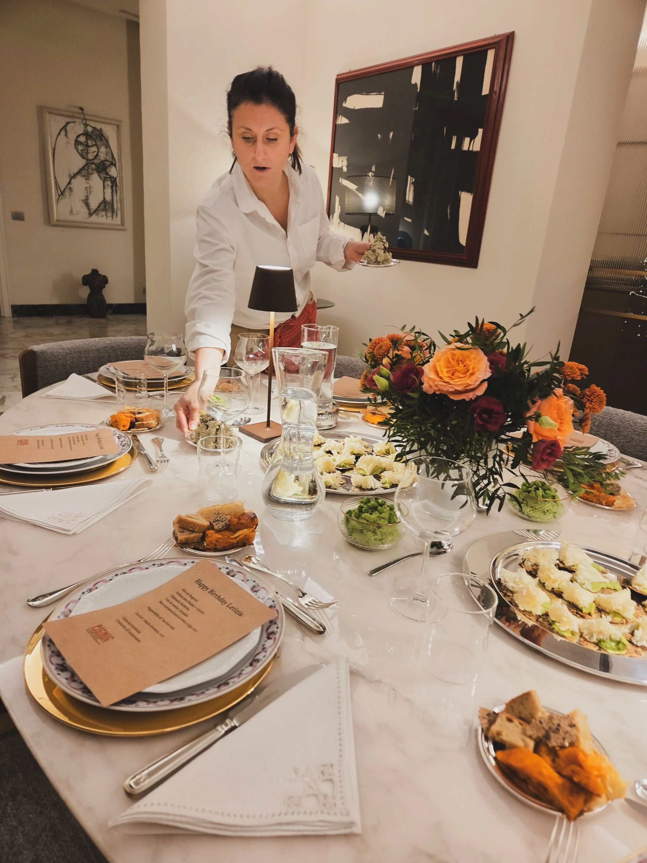 Esperienza di personal chef a Firenze: cena privata a casa con menu su misura, tavola curata e convivialità moderna.