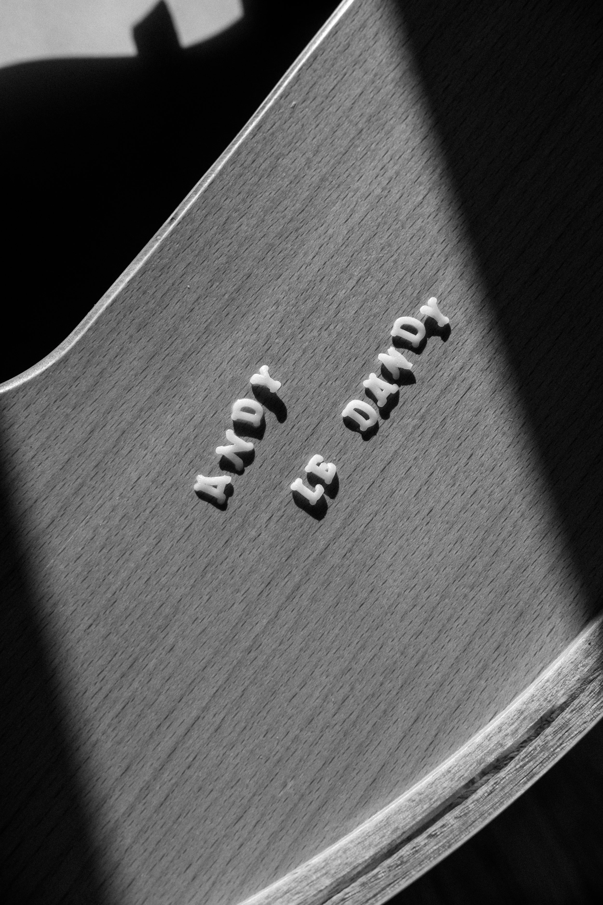 Une boîte gift avec des lettres 3D blanches formant le mot 'HAPPY BIRTHDAY' sur un dessus en bois.