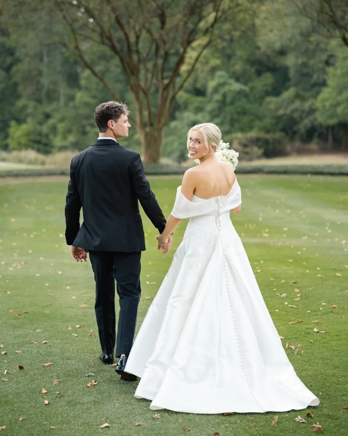 Because your day deserved to be authentically captured🤍
Second show w/ @holly_schumpert 

#birminghamweddingphotographer #weddingphotography #authenticwedding