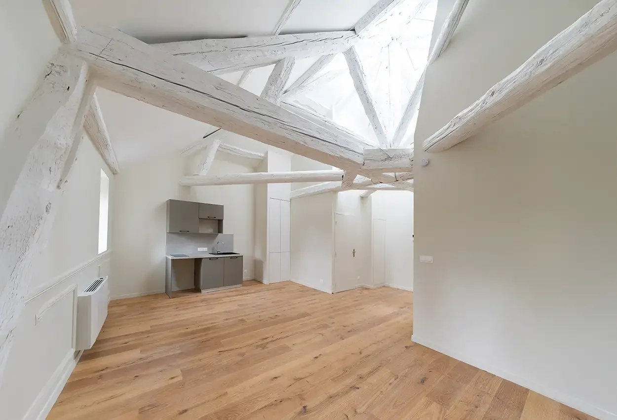 Appartement vide avec poutres apparentes avant home staging virtuel IA