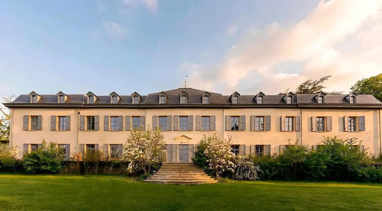 Intérieur meublé par home staging virtuel IA : séjour avec poutres apparentes et cuisine bois, film immobilier