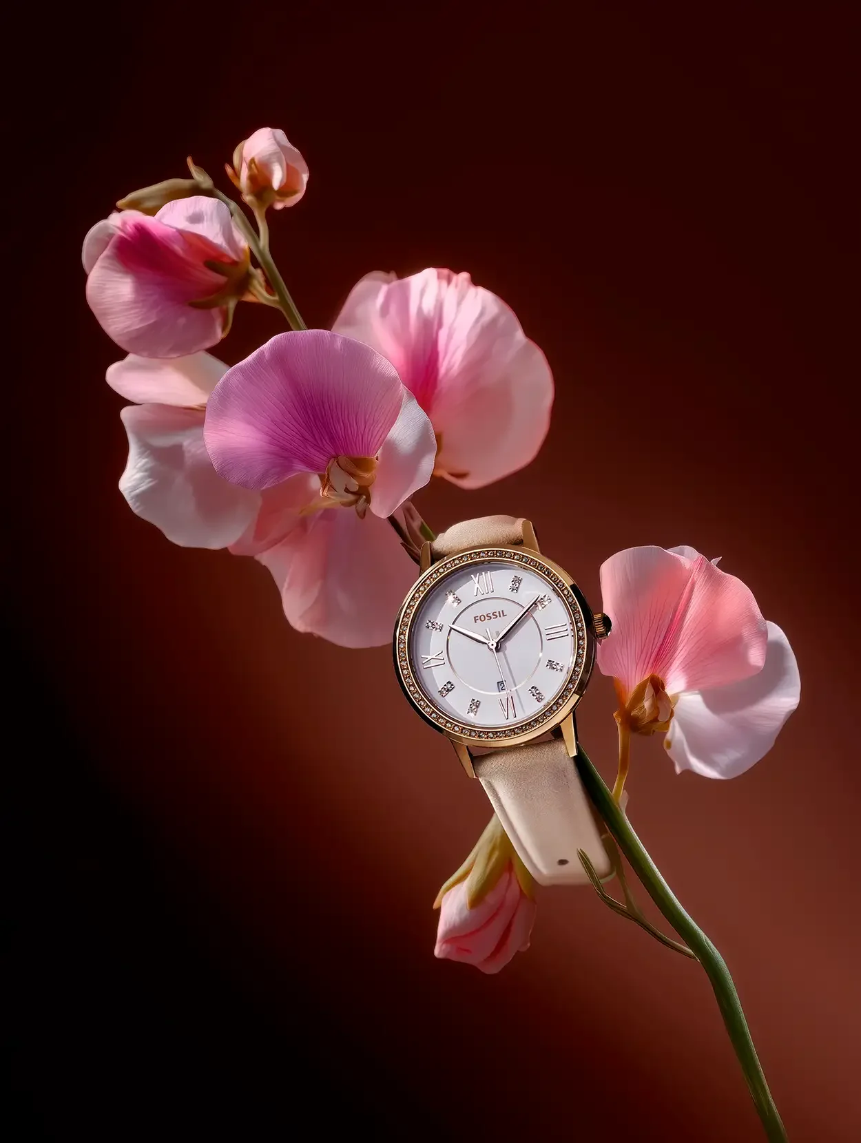 Packshot montre Fossil Gwen intégrée dans décor floral généré par IA : packshot produit augmenté 