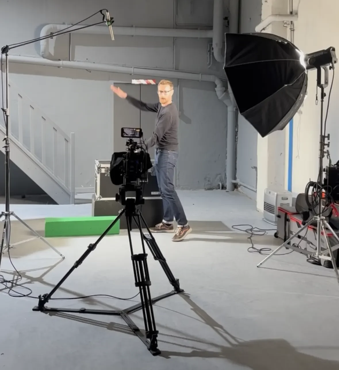 Oram Dannreuther en tournage dans un studio à Paris