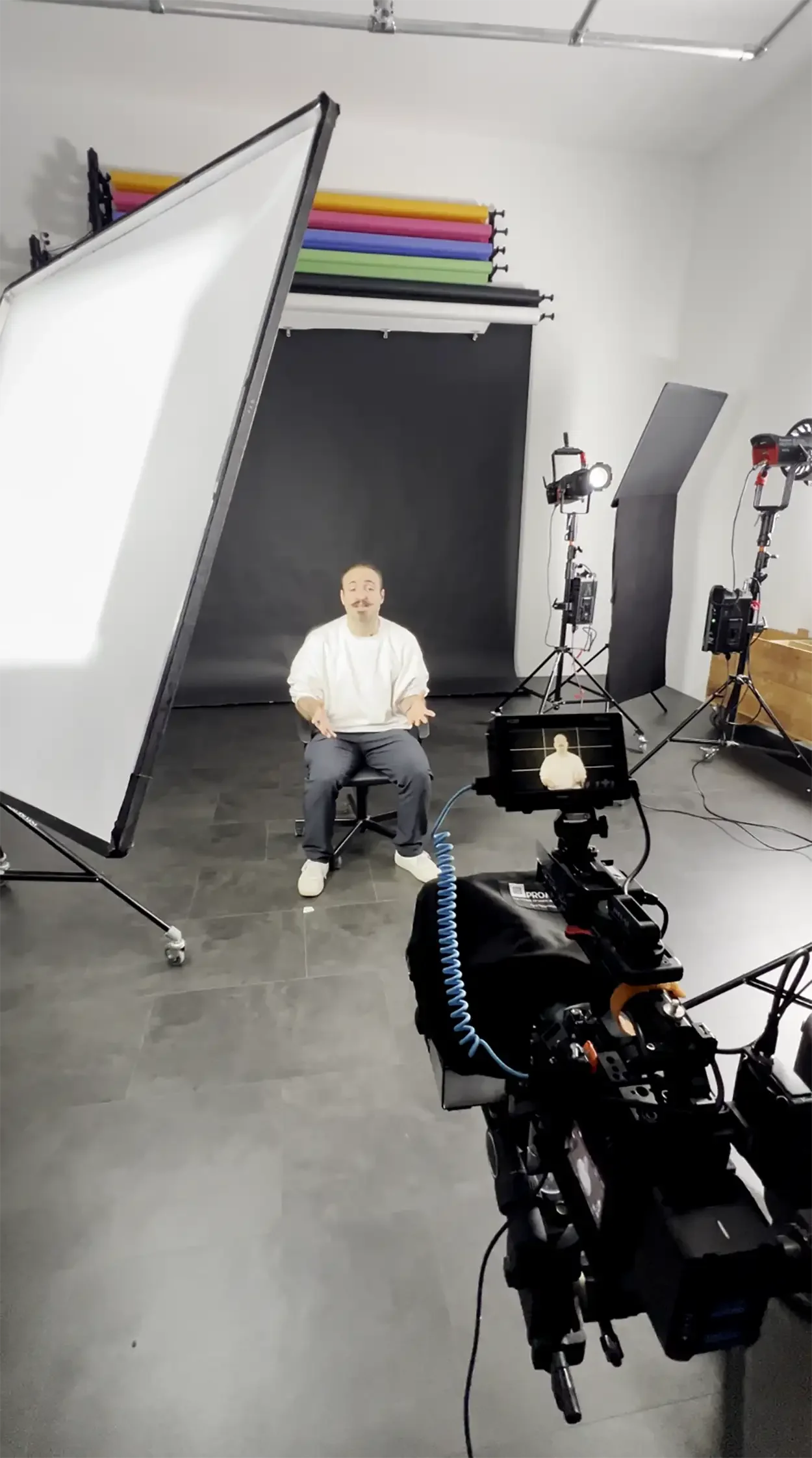 Captation studio pour clone numérique IA : homme en prise de parole face caméra avec éclairage professionnel