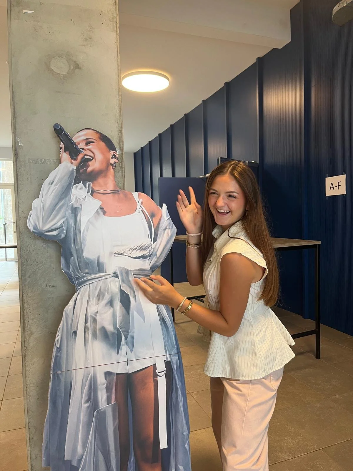 Emily zingt mee met Laura Tesoro In Koor