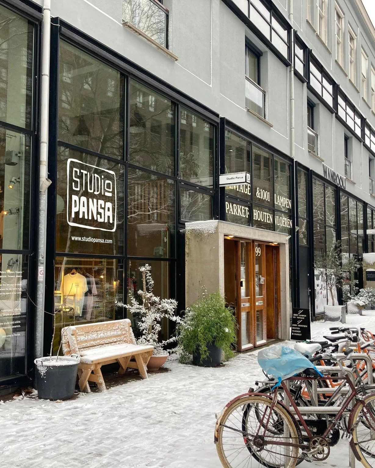 When the studio wakes up to snow ❄️

Even on the coldest days Pansa has it's doors open for you! 💛
Are you team &ldquo;stay cozy at home&rdquo; or team &ldquo;still coming to the studio&rdquo;? 

#studiopansa #claycommunity #ceramicsstudio #amsterda