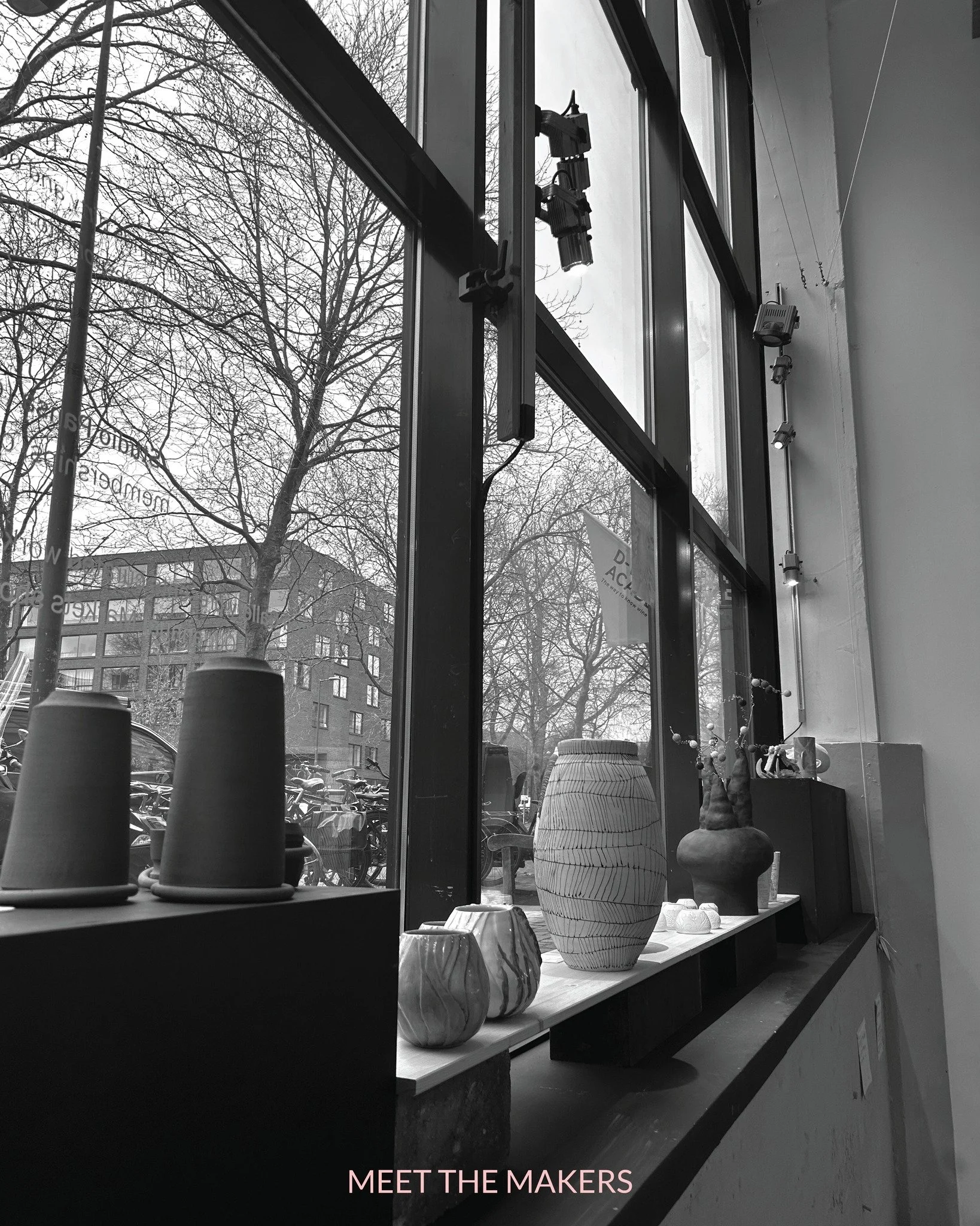 Meet the Makers / Deel I 💛
Een nadere kennismaking met de makers achter het werk dat momenteel te zien is in onze gallery ...

In deze spotlight delen we werken van leden van onze studiogemeenschap, samen met hun eigen woorden over het proces en hun inspiratiebronnen.