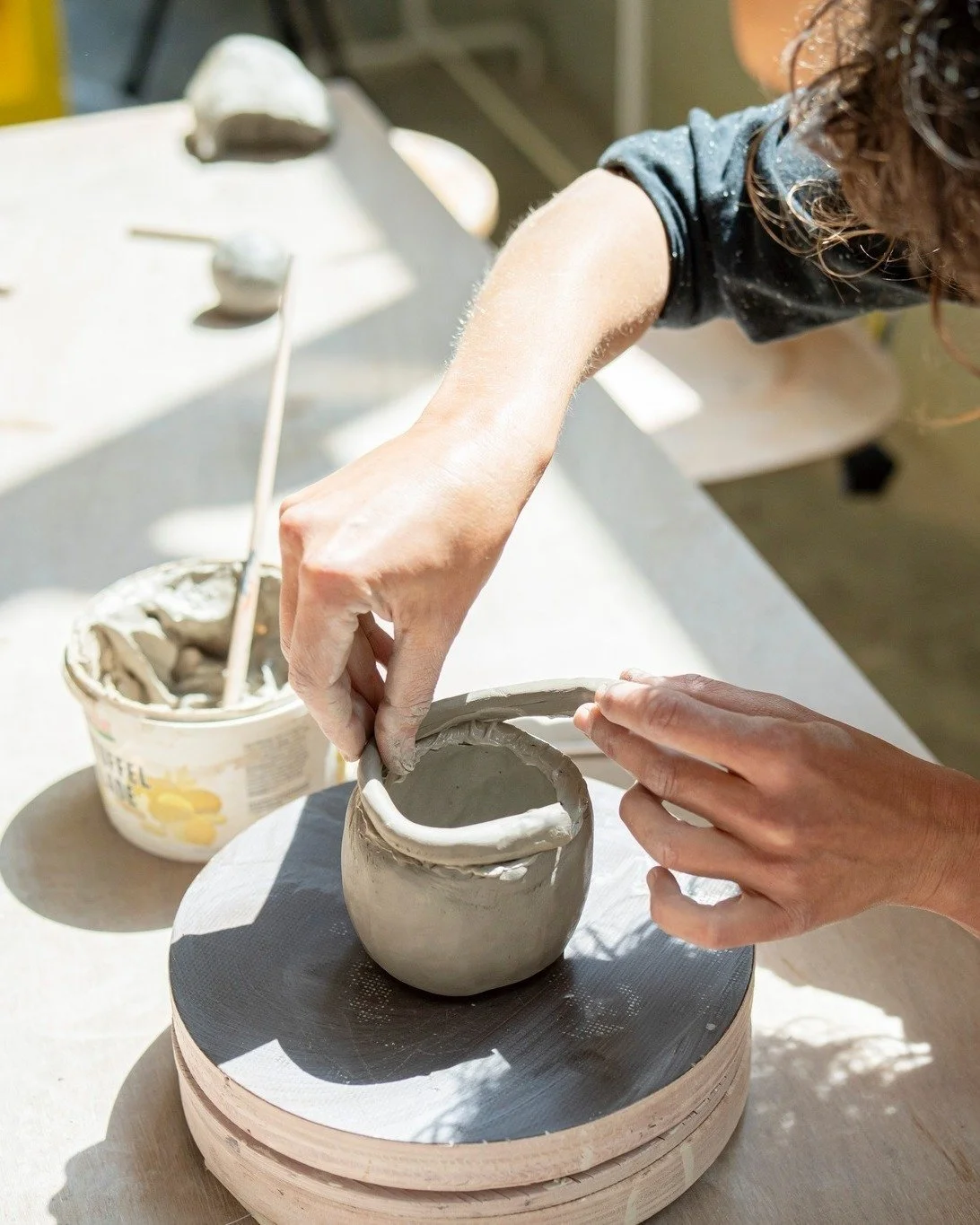 Benieuwd naar klei, maar weet je niet waar je moet beginnen? 🏺
Onze 8 weken durende Allround Keramiekcursus is een rustige, praktische manier om met klei te leren werken — perfect als je een beginner bent, of als je je vaardigheden wilt opfrissen en uitbreiden!

Je begint met handvormen.