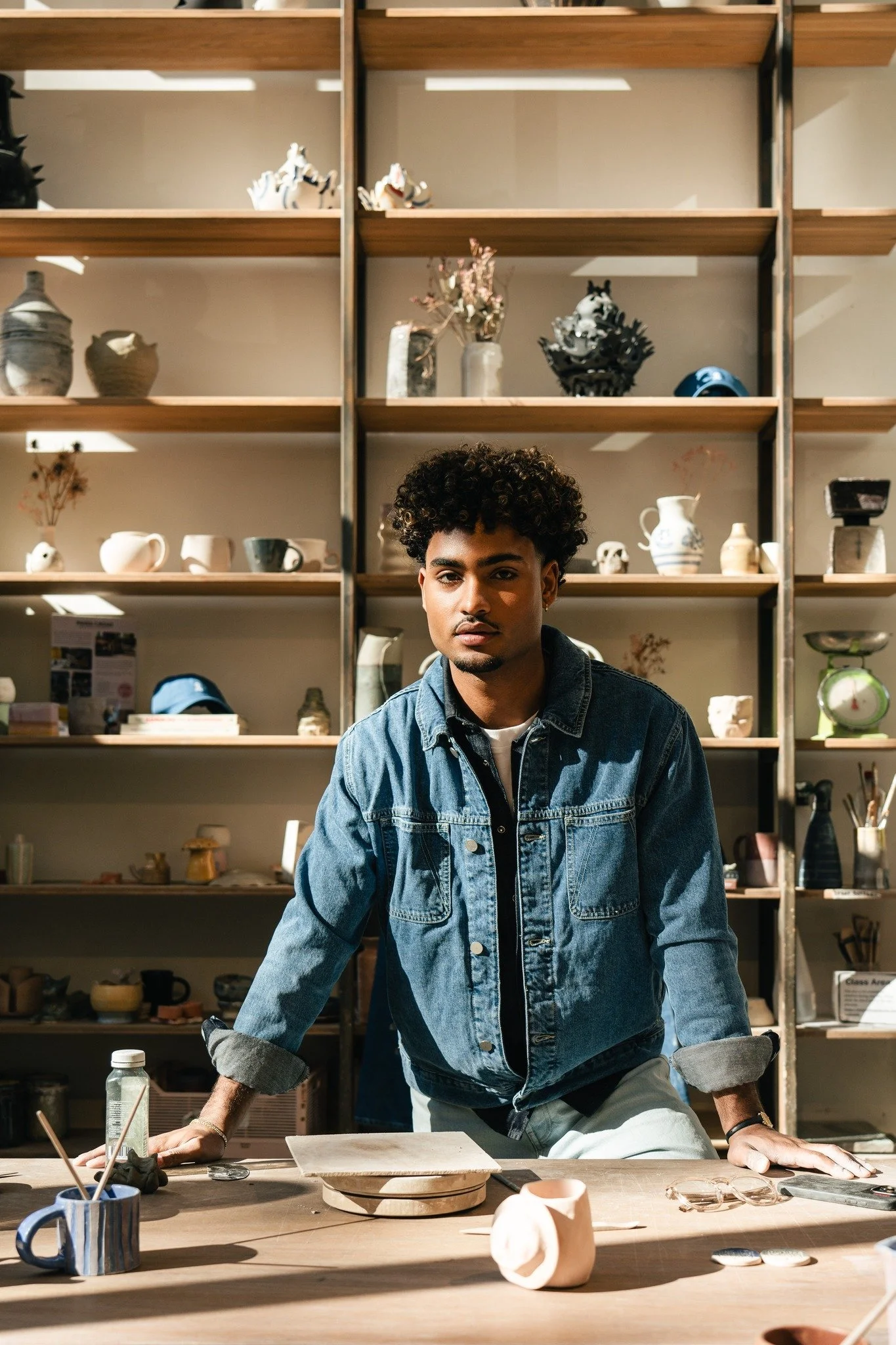 On a sunny day, our studio was suddenly filled with enthusiastic handsome people getting their hands and jeans dirty. 👖 ARMEDANGELS brought their Detox Denim, a clothing range made with sustainable, cleanly produced fabrics, to our studio. While the