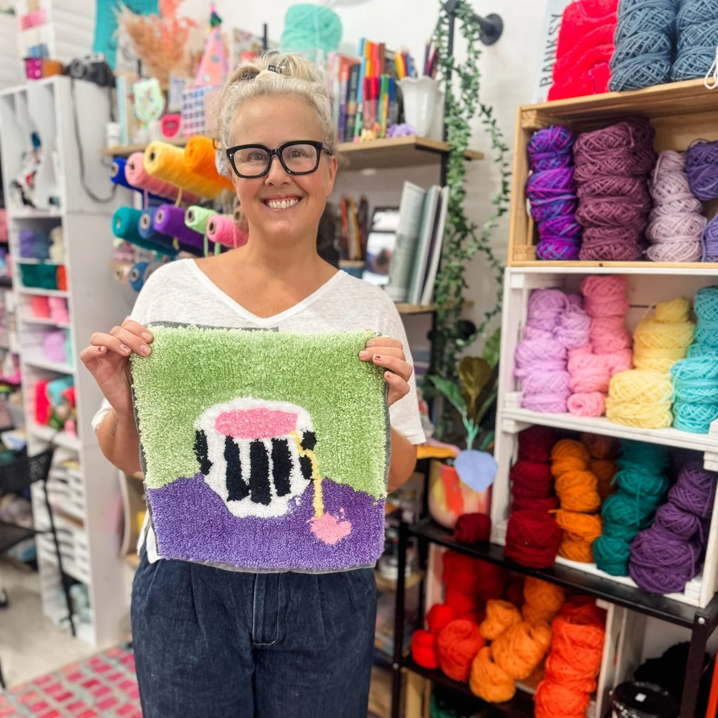 💜💚 What a gorgeous Mini Rug @thedesigncurata made today in our tufting workshop!! It was so fun to chat about our mutual craft collecting and showing Ellie the ropes to start her on her tufting journey! I have a feeling our homes look identical wit