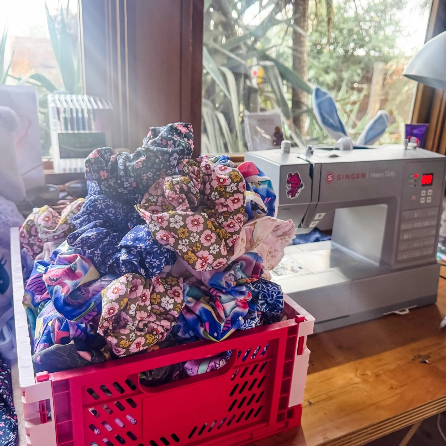 💖🧵78 scrunchies were delivered today to @backpacks4vickids_ !! They include scrunchies in a few of their different crisis care packs that go to vulnerable children of all ages in need.  It may seem frivolous but to a displaced kid a bright gift jus