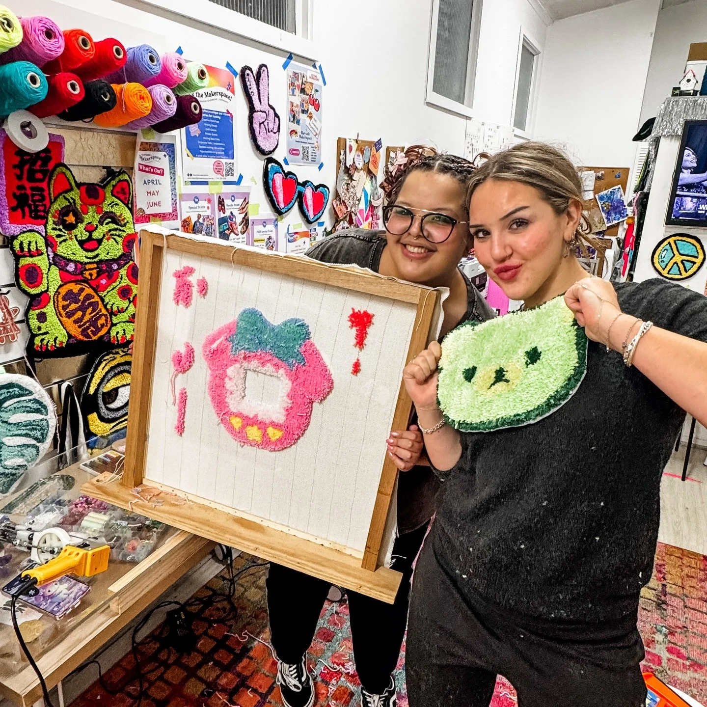 💖✈️ what would you do if you were catching up with a friend you haven&rsquo;t seen in ages! Tuft of course!! Loved having these 2 girlies in the cozy Makerspace tufting and chatting &amp; giggling and glueing away! 🫶👯&zwj;♀️

Book your next friend