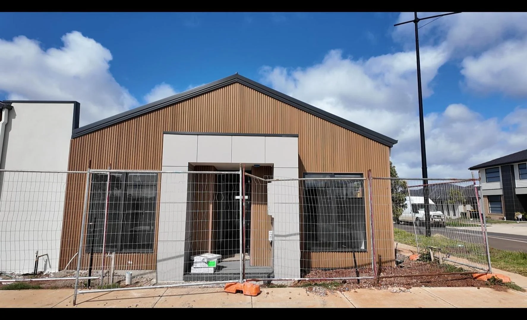 2 Hestia Walk, Weir VIews -封面.jpg