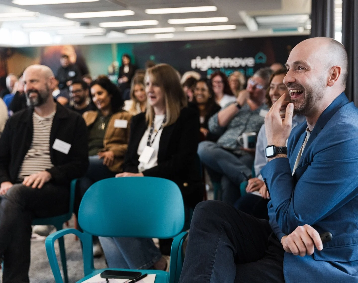 Laughter helps people learn. So why wouldn&rsquo;t you bring in a comedian? 🤷&zwj;♂️

One thing we sometimes do at @peopleplaybook is bring in our stand-up comedian @jarredchristmascomedian to host and help maintain engagement and energy. 🎭

We&rsq