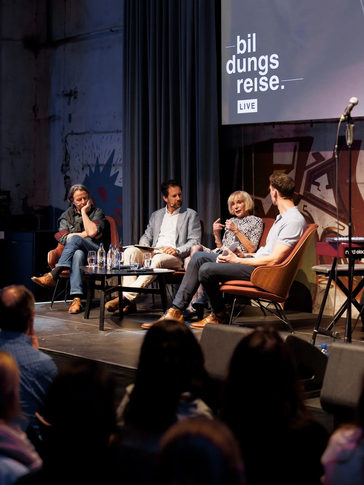 LIVE-PODCAST

Der Live-Podcast in Aarau ist schon wieder einen Monat her! Es war ein wundersch&ouml;ner Abend. ✨ Das Gespr&auml;ch mit Margrit Stamm, J&ouml;rg Berger und Roger Stiel war unglaublich spannend, und die musikalische Begleitung von @suma