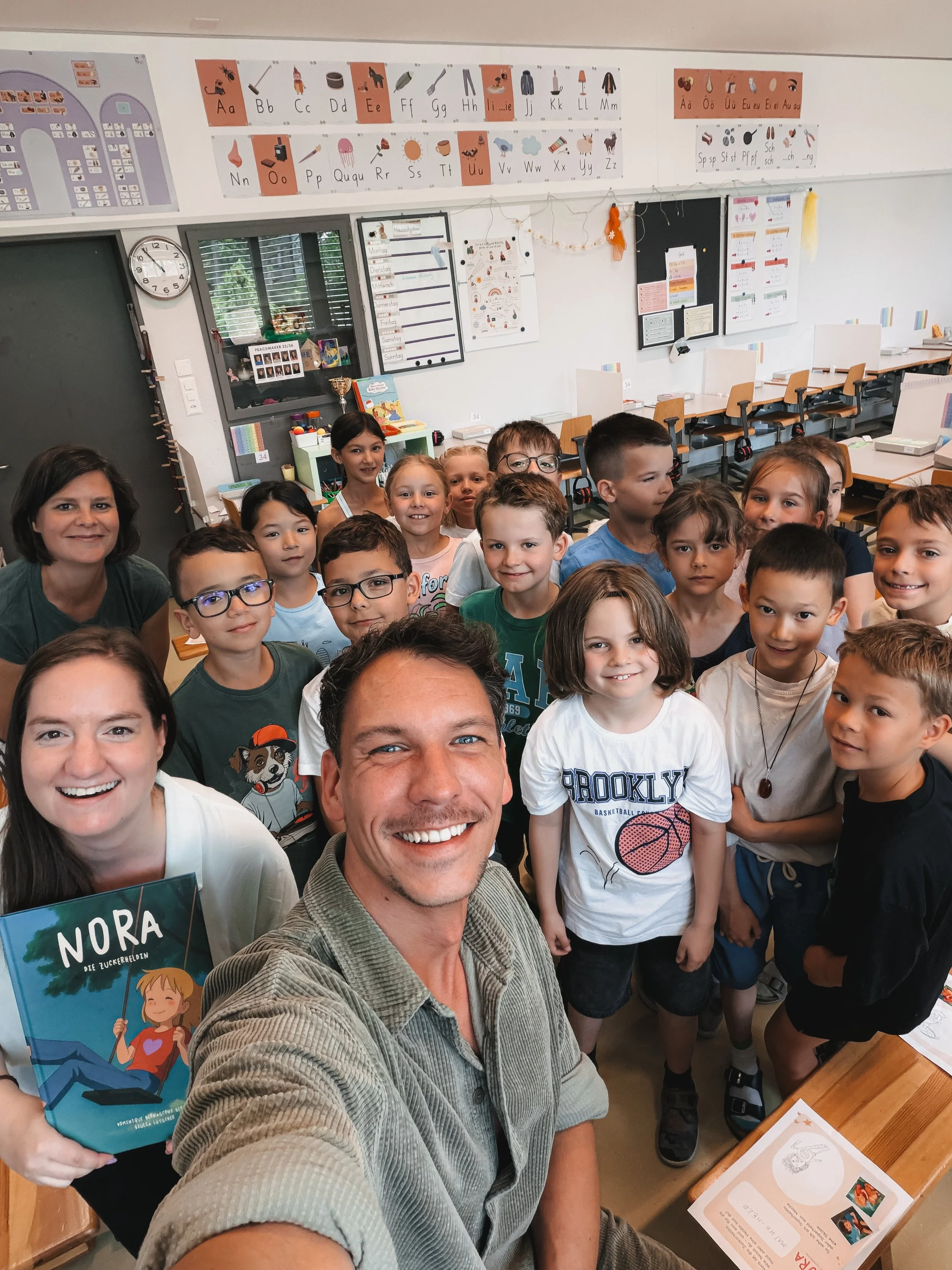 &mdash; SCHWEIZER VORLESETAG 2026

Heute war es endlich so weit! Gemeinsam mit @giulia_loetscher und Carlotta von @sikjm_ch waren wir zu Besuch in einer 2. Klasse. Nach einer kurzen Vorstellungsrunde durfte ich der Klasse das Buch &bdquo;Nora &ndash;