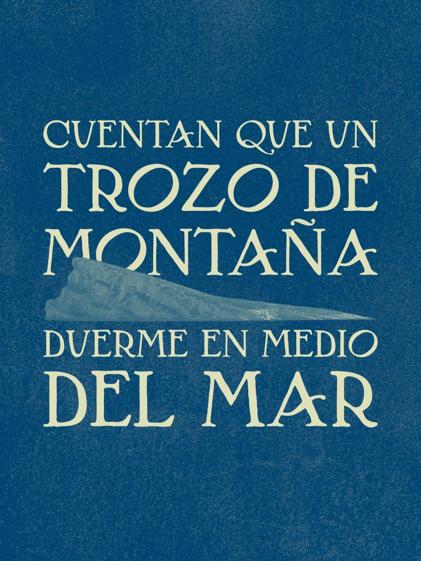 Frente a la costa, una isla vigila en silencio.
Algunos dicen que vol&oacute; desde tierra firme.
Otros, que siempre estuvo all&iacute;.

Estamos en plena fase de b&uacute;squeda de colaboraciones y financiaci&oacute;n para hacer posible Onades.
Pued