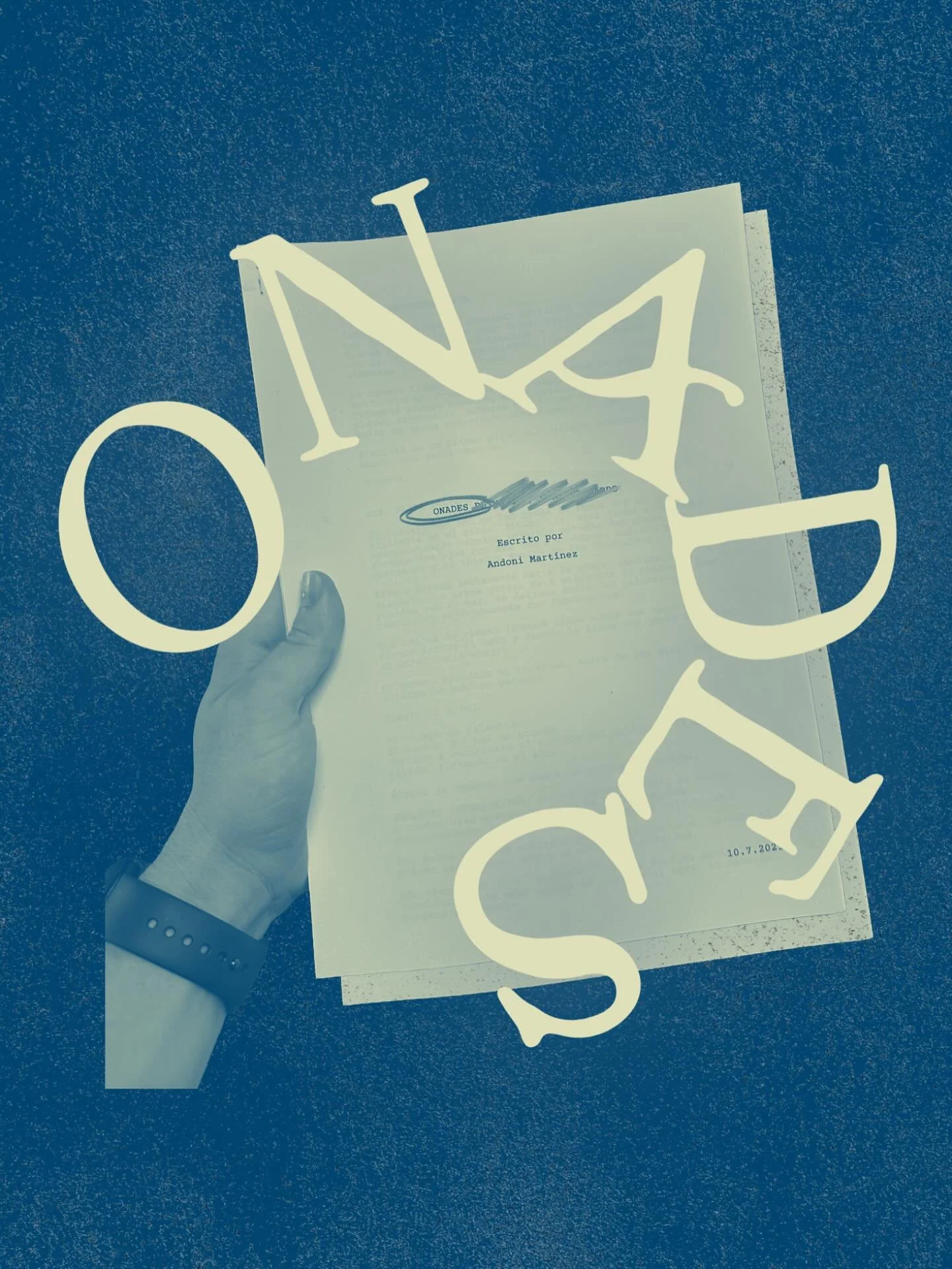 Una carta de amor al Mediterr&aacute;neo y a Villajoyosa.

Onades habla de ra&iacute;ces, memoria y deseo. De quienes partieron en busca de nuevas oportunidades y nunca dejaron de llevar el mar dentro.

Un viaje sensorial y po&eacute;tico, guiado por