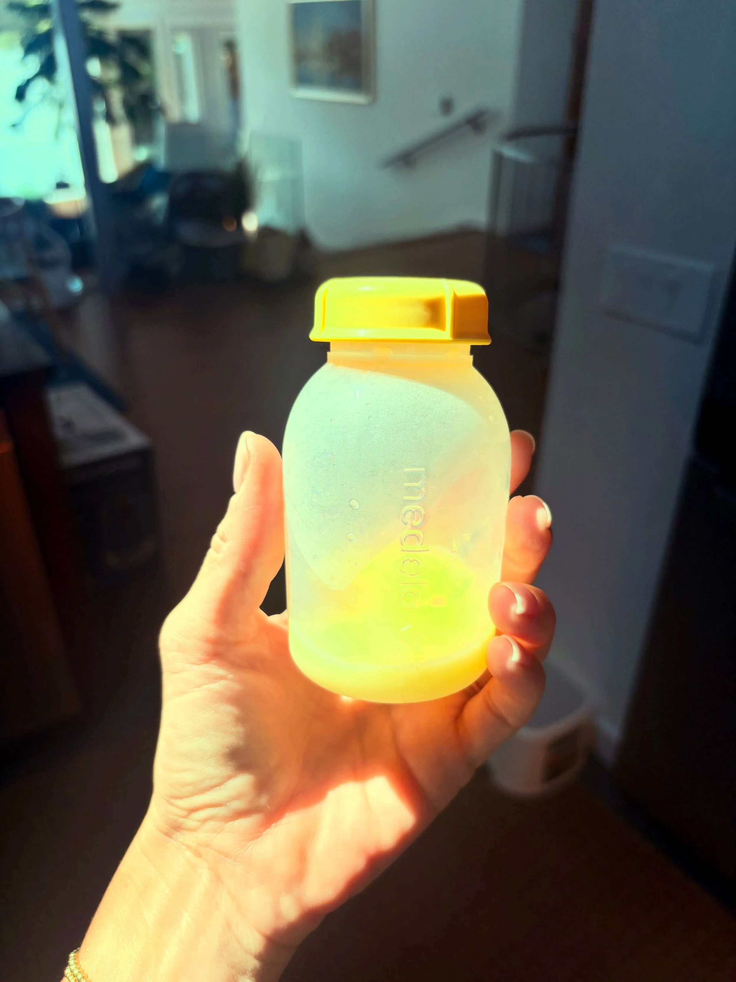 When the sunshine catches that freshly expressed colostrum just right 🤩 

#colostrum #lactationconsultant #pumpingmom #pumpedmilk