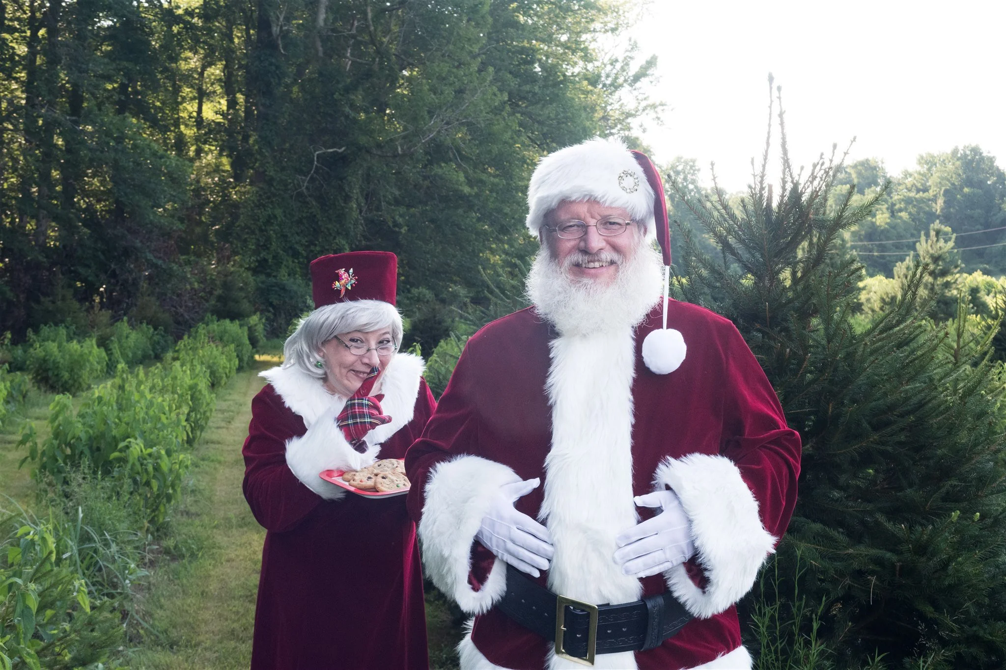 _JX1626807032025 santa and mrs claus.jpg
