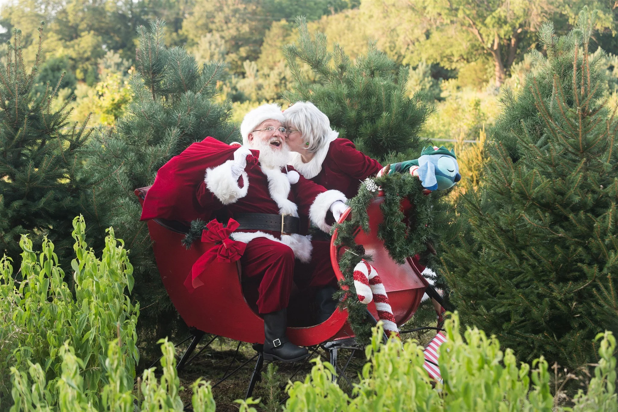 _JX1665307032025 santa and mrs claus.jpg