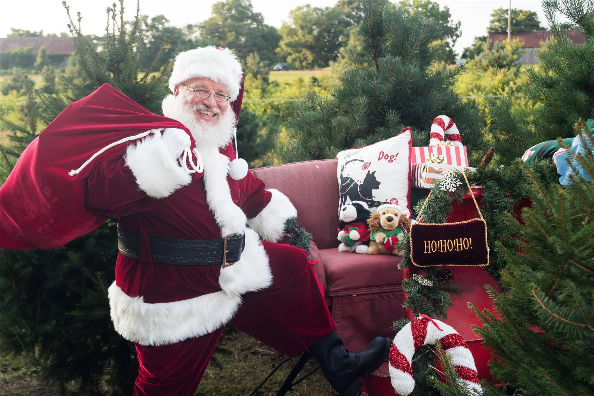 _JX1661507032025 santa and mrs claus.jpg