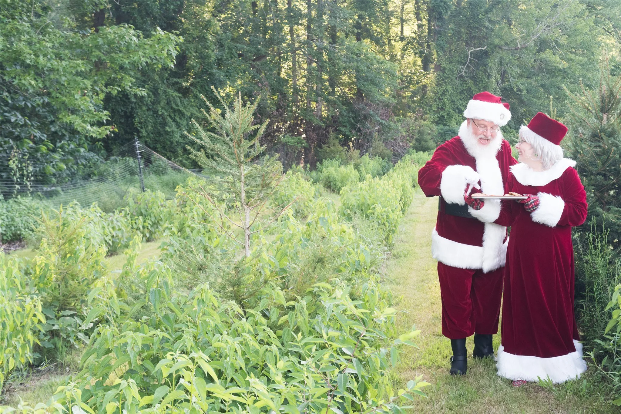 _JX1614507032025 santa and mrs claus.jpg