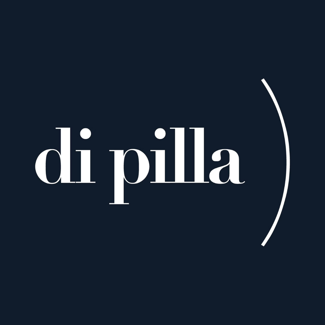 Logo with the words 'di pilla' in white text on a dark background, with a white curved line on the right.