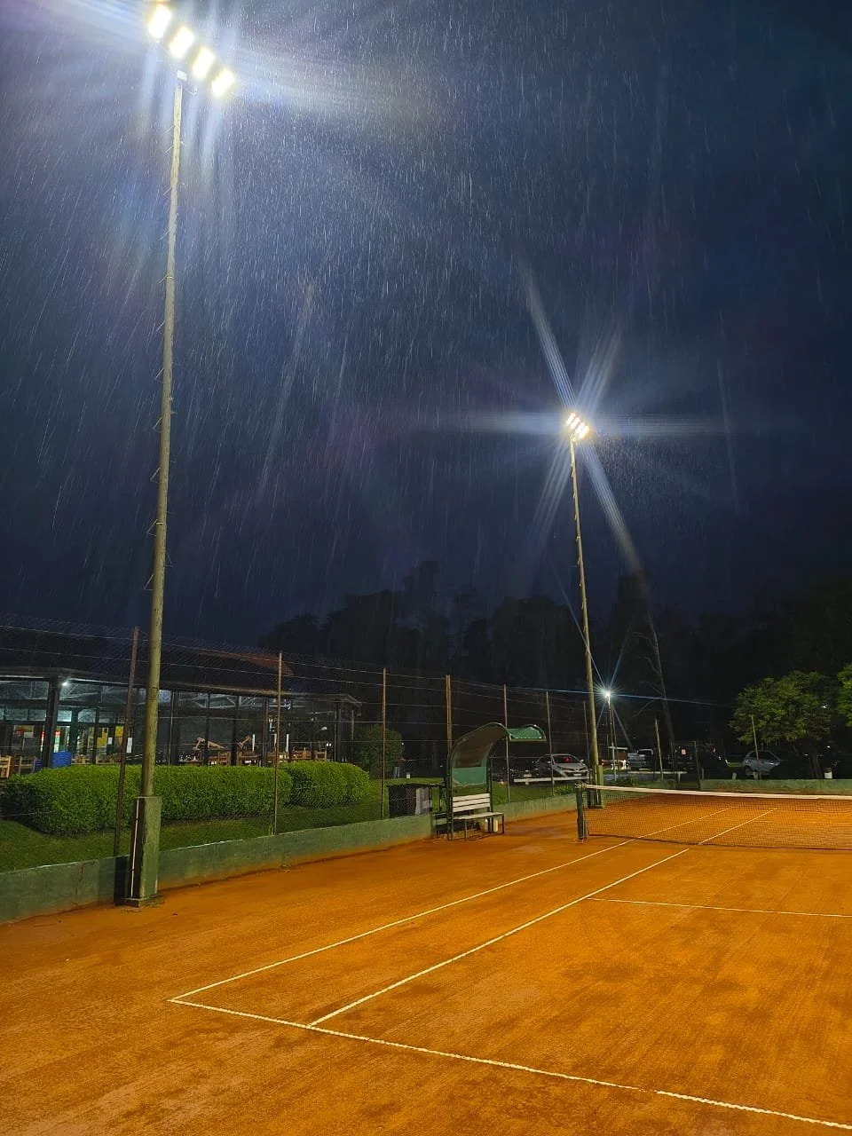 Club Timon Jauregui 32 Proyectores de 220w repartidos en 4 canchas