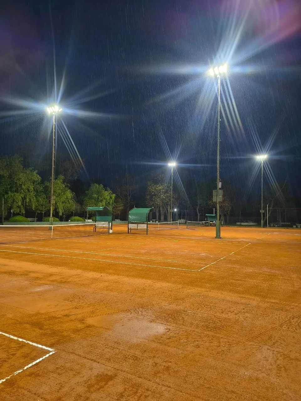 Club Timon Jauregui 32 Proyectores de 220w repartidos en 4 canchas