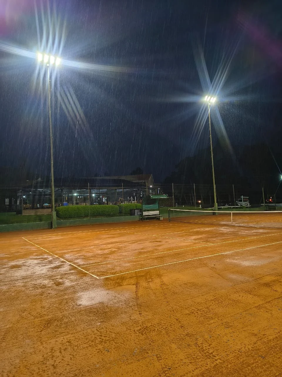 Club Timon Jauregui 32 Proyectores de 220w repartidos en 4 canchas