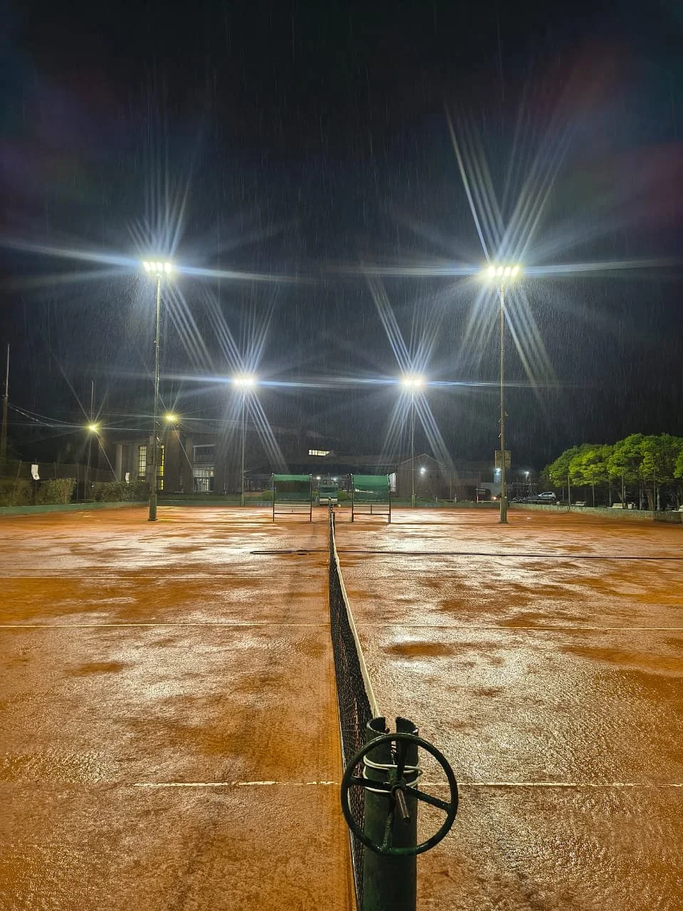 Club Timon Jauregui 32 Proyectores de 220w repartidos en 4 canchas
