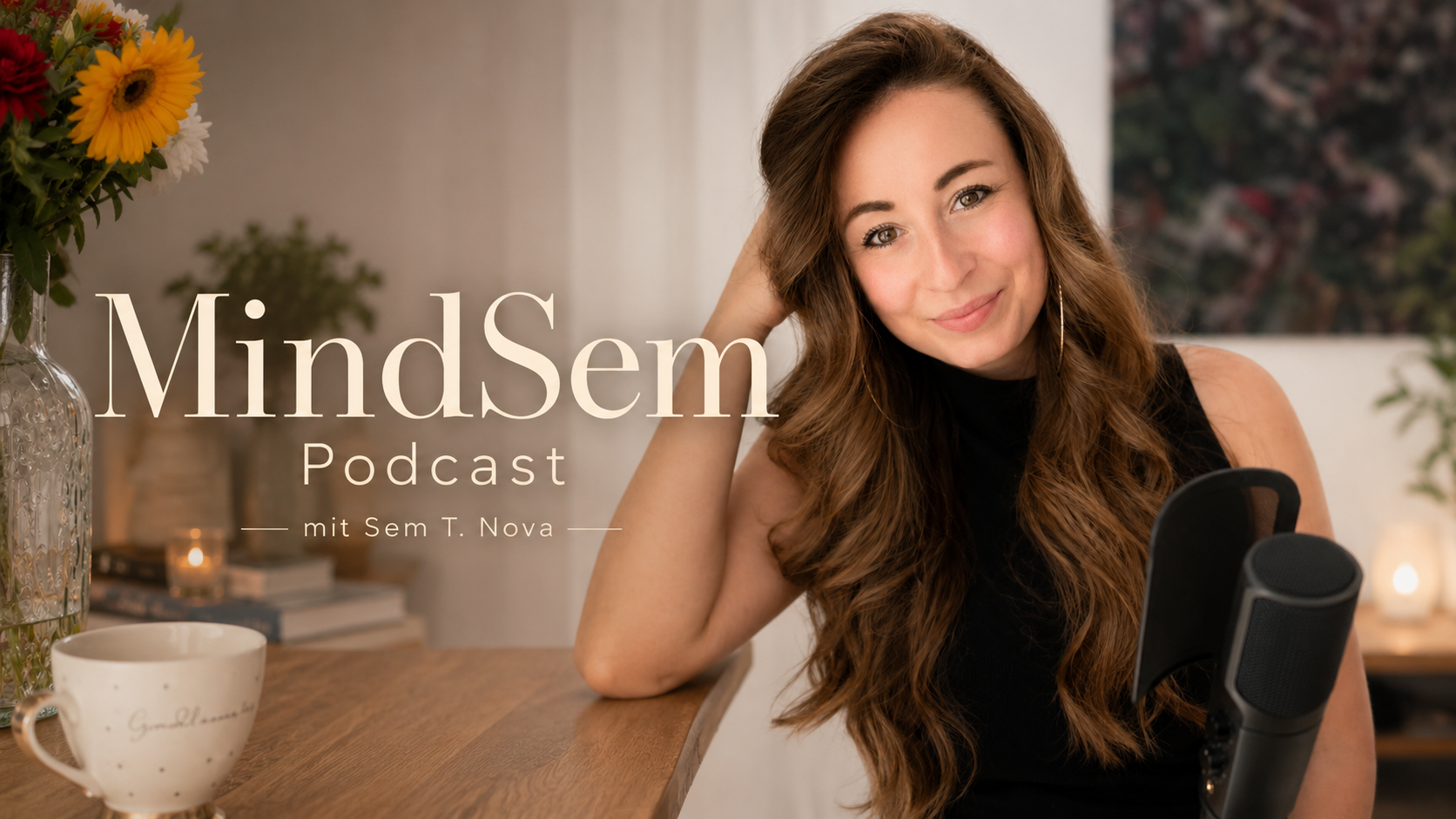 Eine Frau mit langen braunen Haaren, die auf einem Podcast-Setup sitzt, neben einem Mikrofon, vor einem Bücherregal und Kerzen, mit Text "MindSem Podcast mit Sem T. Nova"